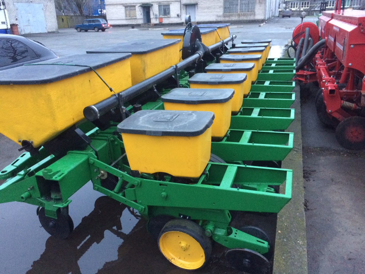 Сеялка пневматическая  John Deere 7200 8 рядная 