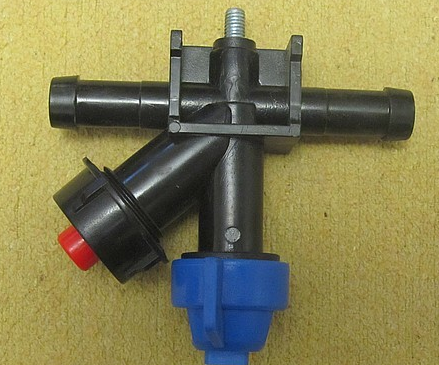 Форсунка обприскувача з клапаном