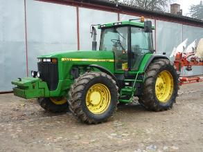 Трактор John Deere 8200