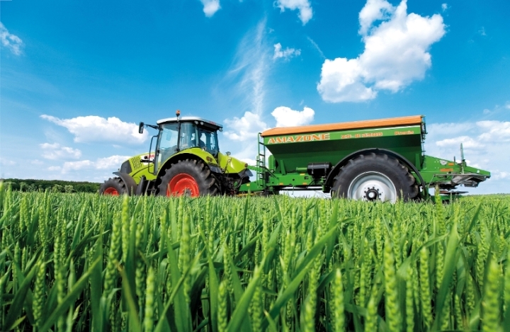 Трактор CLAAS з розкидачем міндобрив Amazone