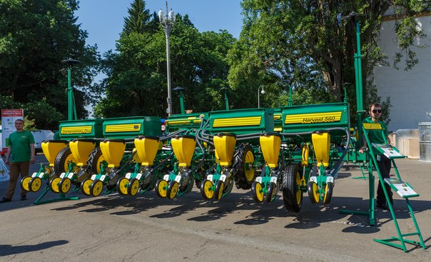 Універсальна пневматична сівалка Harvest 560