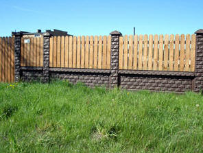 Стовпи бетонні