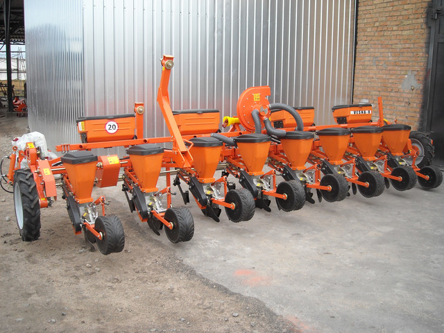 Пневматична сівалка Весна-8