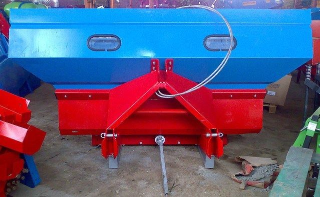 Розкидач мінеральних добрив Amazone, Kuhn на 1500 кг